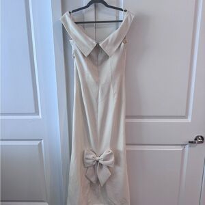 Elegant Cream Off-Shoulder Vintage Vera Wang Dress